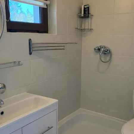 Nad Jeziorem بيت للعطل *